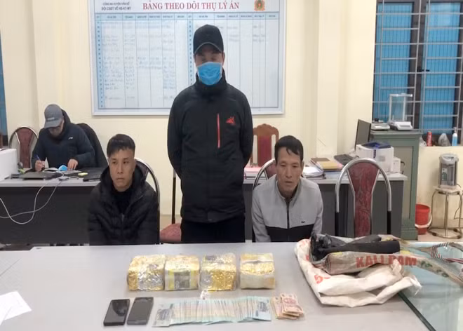 Các đối tượng bị bắt giữ cùng tang vật.