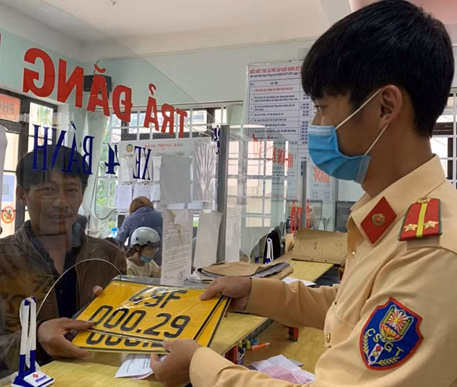 Chuyển đổi biến số xe ôtô kinh doanh sang màu vàng tại Phòng CSGT Công an tỉnh Lâm Đồng.