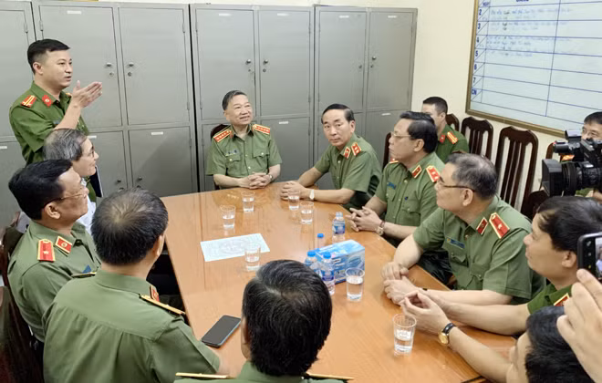Bộ trưởng Tô Lâm cùng đoàn công tác thăm CBCS, trụ sở Công an phường Điện Biên.