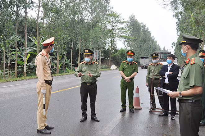 Đại tá Lê Ngọc Châu, Giám đốc Công an tỉnh kiểm tra thực tế tại các Chốt kiểm dịch tại địa bàn TP Hải Dương.