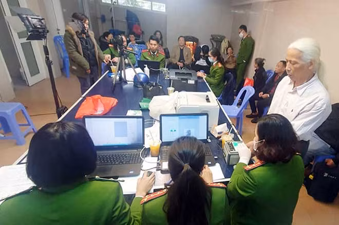 Công an quận Hoàn Kiếm (Hà Nội) tổ chức cấp căn cước công dân gắn chíp điện tử lưu động.