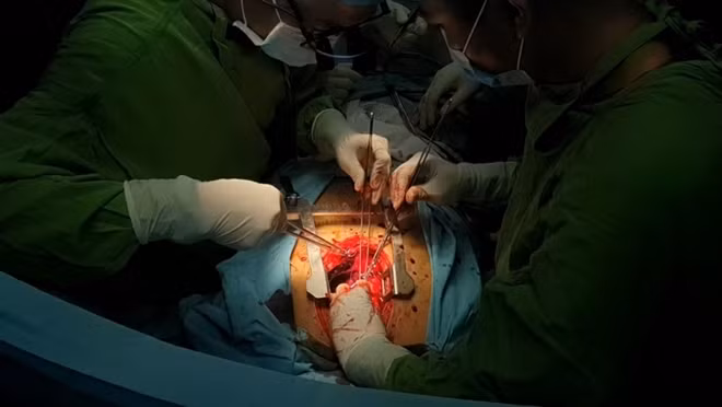 Các bác sĩ Bệnh viện quận Thủ Đức cứu sống một trường hợp bệnh nhân bị đâm thấu tim.