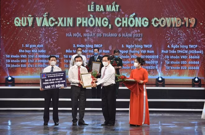 Chủ tịch HĐTV Hoàng Quốc Vượng trao số tiền ủng hộ 400 tỉ đồng cho Quỹ Vaccine phòng chống COVID-19.