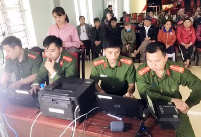 Thượng úy Phạm Văn Hào cùng đồng đội tiếp nhận hồ sơ cấp CCCD cho người dân.