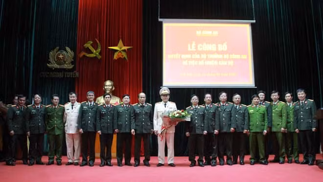 Lãnh đạo các Cục nghiệp vụ và Công an một số đơn vị địa phương chúc mừng Thiếu tướng Đoàn Hùng Sơn.
