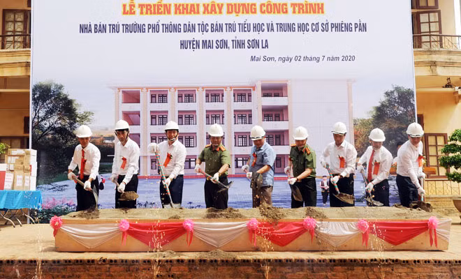 Các đại biểu khởi công công trình xây dựng nhà bán trú, nhà ở cho Trường Phổ thông dân tộc bán trú Tiểu học và THCS Phiêng Pằn.