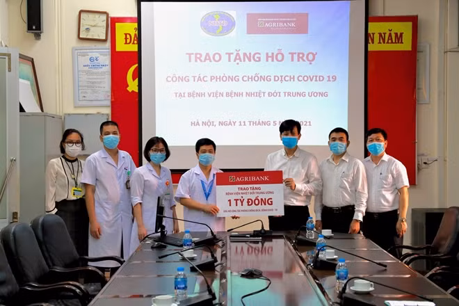 Agribank trao kinh phí 1 tỷ đồng hỗ trợ công tác phòng chống dịch COVID-19 cho Bệnh viện bệnh nhiệt đới Trung ương.
