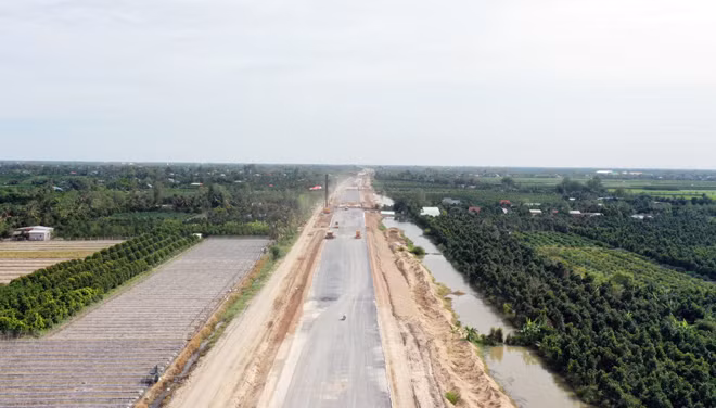 Cao tốc Trung Lương - Mỹ Thuận đang gấp rút hoàn thành, rút ngắn khoảng cách từ TP Hồ Chí Minh đến Cần Thơ.