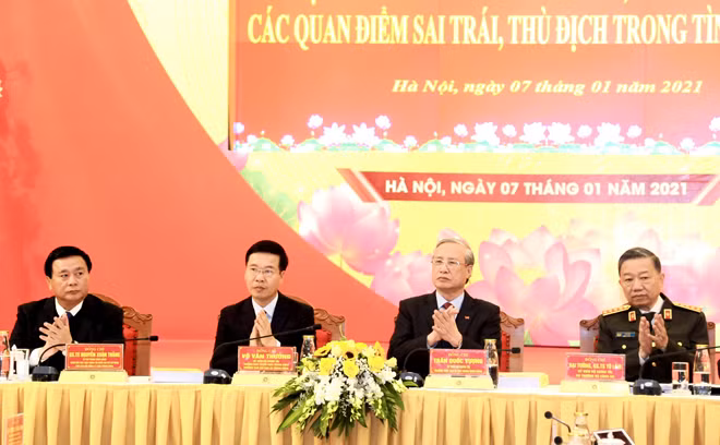 Các đồng chí Trần Quốc Vượng, Đại tướng Tô Lâm, Võ Văn Thưởng, Nguyễn Xuân Thắng đồng chủ trì Hội thảo.