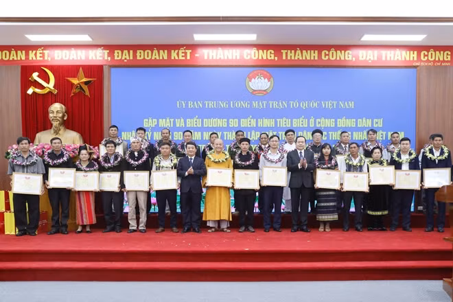Chủ tịch Trần Thanh Mẫn và Phó Chủ tịch – Tổng thư ký Hầu A Lềnh và các điển hình tiêu biểu tại buổi Gặp mặt.