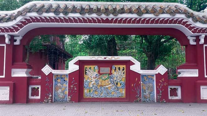 Bức “Bình phong long mã” nổi tiếng ngay cổng Trường Quốc học Huế được xây dựng từ thời vua Thành Thái (1896)