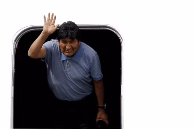 Ngày 12-11: Cựu Tổng thống Bolivian Evo Morales vẫy tay chào sau khi đến Mexico City. Mexico đã cấp tị nạn cho Morales, người nắm quyền lực trong gần 14 năm nhưng đã từ chức dưới áp lực gia tăng. Bolivia đã bị rung chuyển bởi tình trạng bất ổn chính trị và các cuộc biểu tình rầm rộ kể từ khi những bất thường về bầu cử được báo cáo vào tháng 10. (Eduardo Verdugo / AP)