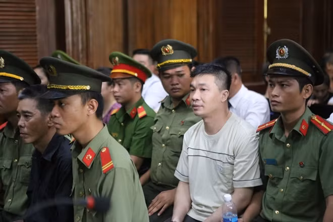 Văn Kính Dương (áo thun ) tại tòa.