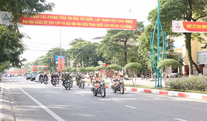 Đoàn viên, thanh niên các lực lượng diễu hành, biểu dương lực lượng.