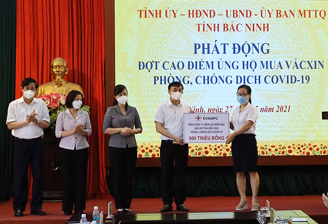 Lãnh đạo tỉnh Bắc Ninh tiếp nhận số tiền ủng hộ 500 triệu đồng của Tổng công ty Điện lực miền Bắc do đại diện PC Bắc Ninh nhận ủy quyền trao tặng ngày 27/5/2021.