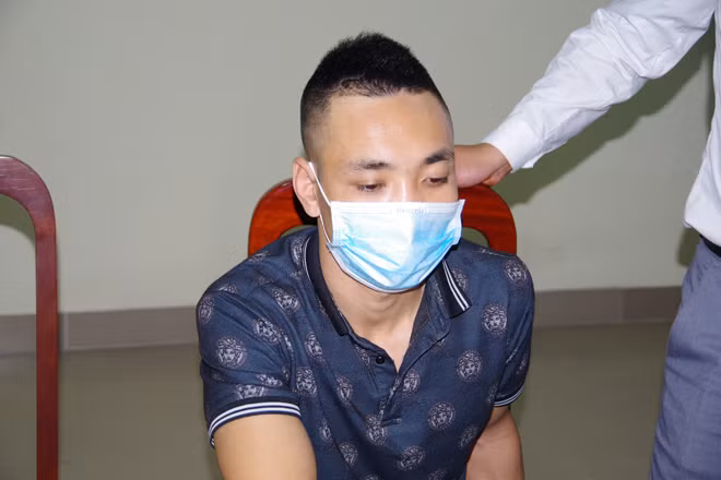 Cơ quan Công an lấy lời khai đối tượng Hưng.