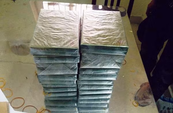 80 bánh heroin được thu giữ trong vụ án.