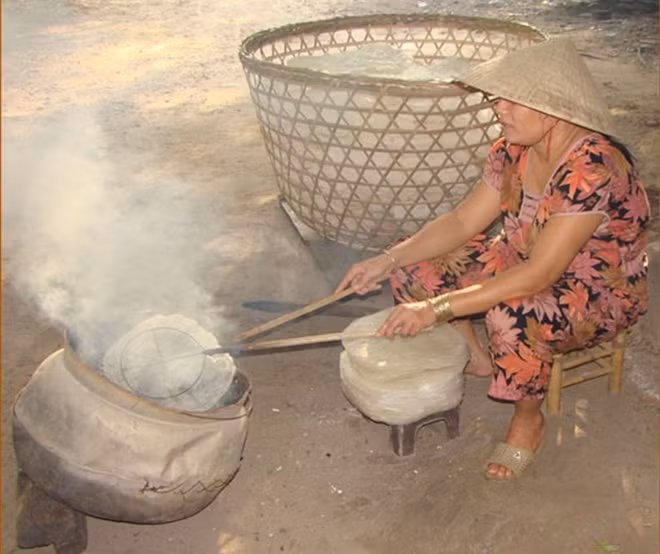 Công đoạn nước bánh qua than vỏ đậu phộng.