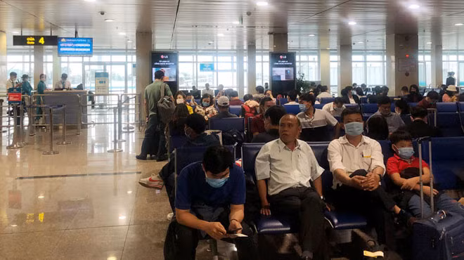Lượng khách bay nội địa đang tăng trở lại .