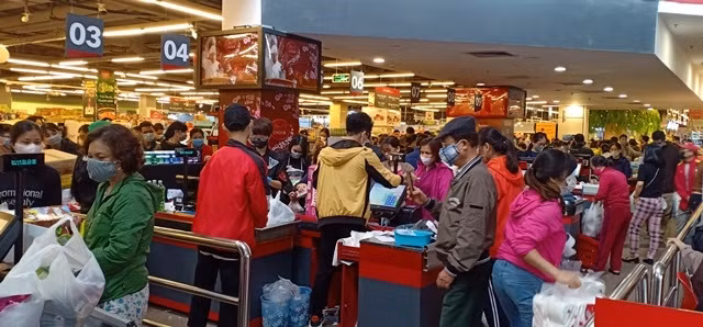Mỗi người cần tự giải cứu mình khỏi những tin đồn hoang mang dẫn đến việc đổ xô đi tích trữ hàng hóa.