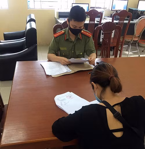 N.T.L.A. làm việc tại Công an huyện Gia Lộc.