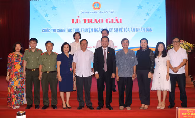 Lãnh đạo, nguyên lãnh đạo TAND tối cao và Hội đồng giám khảo.