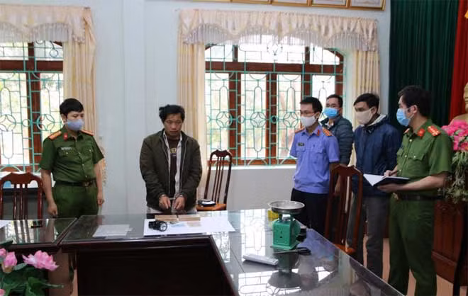 Đối tượng Tẩn A Phương và tang vật cơ quan điều tra.