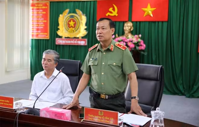 Đồng chí Thứ trưởng Lê Tấn Tới chỉ đạo tại buổi làm việc.