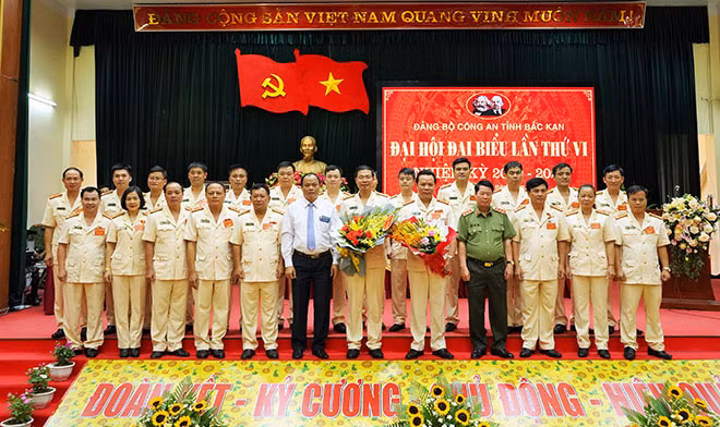 Thứ trưởng Bùi Văn Nam và đồng chí Nguyễn Văn Du chúc mừng ban chấp hành Đảng bộ Công an tỉnh nhiệm kỳ 2020-2025.