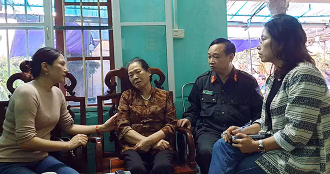 Phóng viên Báo CAND thăm hỏi, động viên gia đình Đại tá Nguyễn Huy Thịnh.