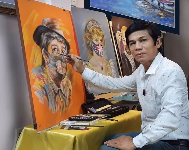Họa sĩ Lê Sa Long bên bộ tranh "Khẩu trang và người nổi tiếng".