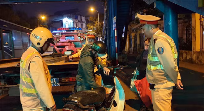 Anh Sáng sẽ bị phạt tiền 7 triệu đồng, đồng thời tước GPLX 23 tháng và biện pháp ngăn chặn tạm giữ phương tiện 7 ngày theo quy định. Anh Sáng sẽ bị phạt tiền 7 triệu đồng, đồng thời tước GPLX 23 tháng và biện pháp ngăn chặn tạm giữ phương tiện 7 ngày theo quy định.
