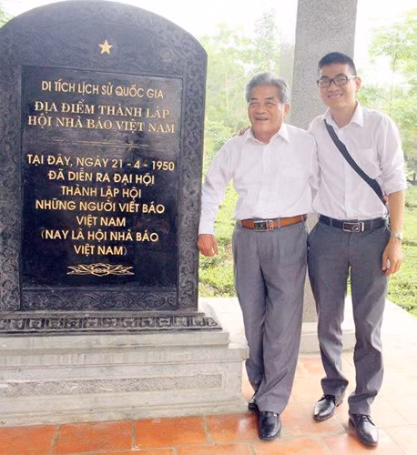 Tác giả và nhà văn Nguyễn Uyển tại nơi ra đời Hội Nhà báo Việt Nam ở Thái Nguyên.
