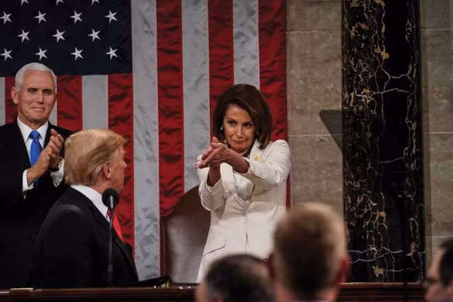 Ngày 5-2: Chủ tịch Hạ viện Mỹ Nancy Pelosi và Phó Tổng thống Mike Pence vỗ tay trong khi Tổng thống Donald Trump đọc Thông điệp Liên bang. (Doug Mills / Thời báo New York / Getty)