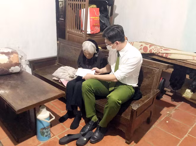 Trung úy Nguyễn Tuấn Anh trao quà cho người có hoàn cảnh khó khăn trong xã.