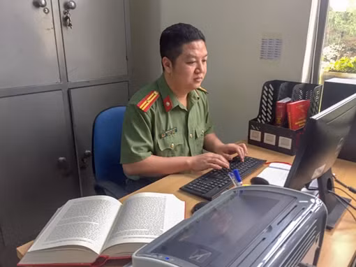 Công an cắm bản