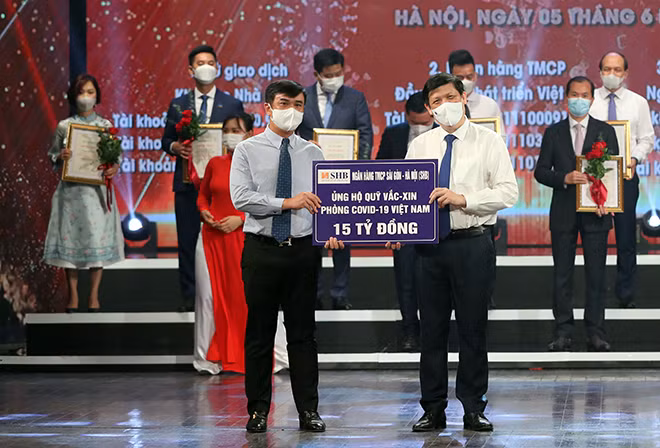 Đại diện ngân hàng SHB trao tặng Quỹ Vaccine phòng COVID-19 15 tỷ đồng.