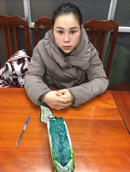 “Hotgirl” Lê Thị Ma Khương cùng số ma túy chưa kịp tẩu tán. “Hotgirl” Lê Thị Ma Khương cùng số ma túy chưa kịp tẩu tán.