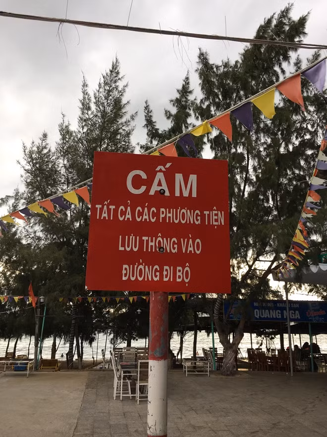 Một tấm biển giao thông khá rườm rà, sai nghĩa.