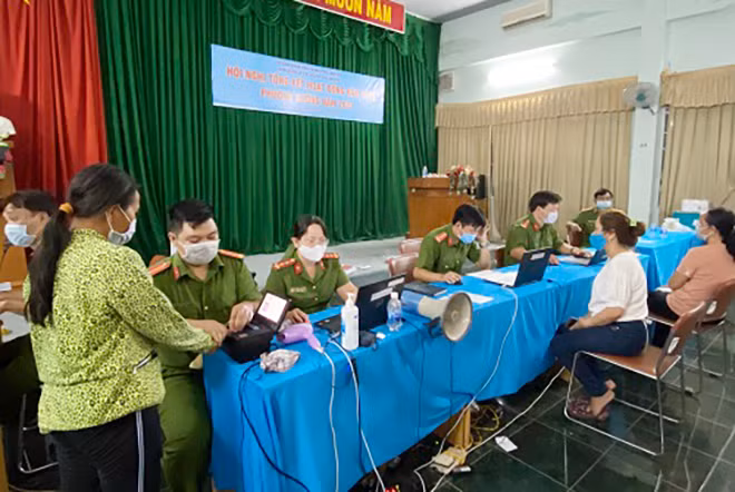 Công an tỉnh Cần Thơ làm thủ tục cấp căn cước công dân tại khu công nghiệp Trà Nóc, quận Bình Thủy, TP Cần Thơ.