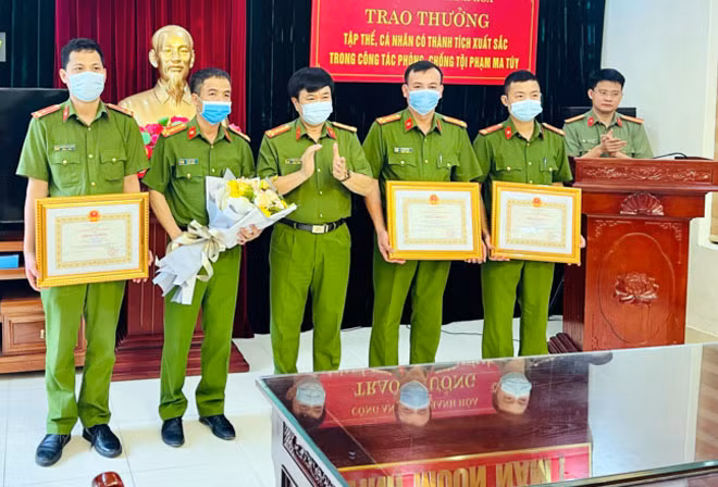 Đại tá Khương Duy Oanh trao Bằng khen của Chủ tịch UBND tỉnh Thanh Hoá cho 2 tập thể và 3 cá nhân có thành tích xuất sắc.