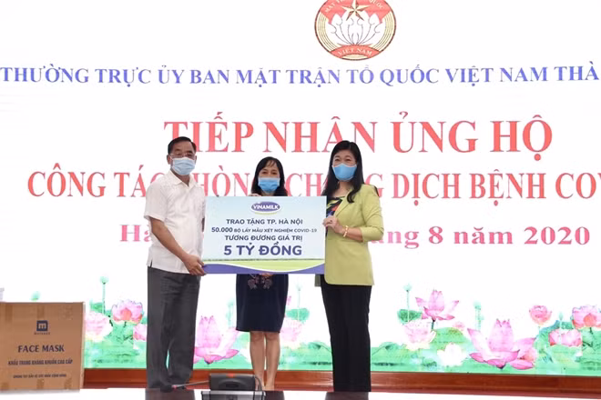 Lãnh đạo Sở Y tế và Mặt trận Tổ quốc Hà Nội tiếp nhận 50.000 bộ lấy mẫu xét nghiệm COVID-19, tương đương 5 tỷ đồng từ đại diện Vinamilk.