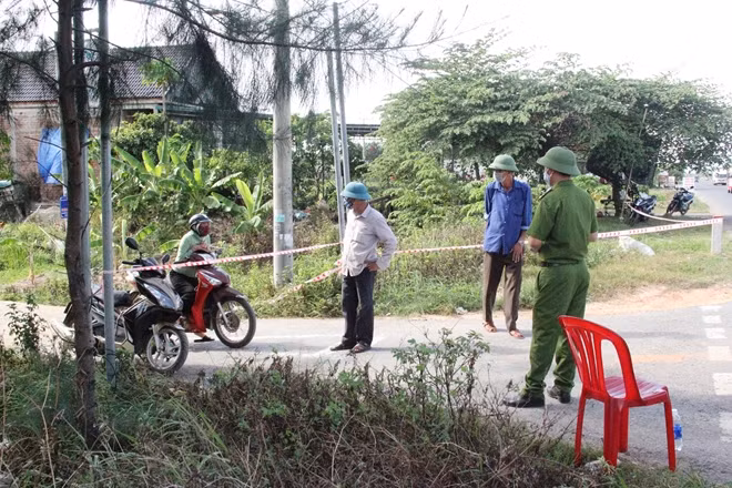 Lực lượng chức năng phong tỏa đường vào xóm Bàu.