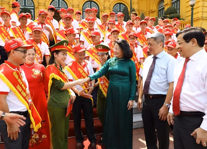 Phó Chủ tịch nước Đặng Thị Ngọc Thịnh với các đại biểu hiến máu tiêu biểu toàn quốc năm 2020. Ảnh: TTXVN
