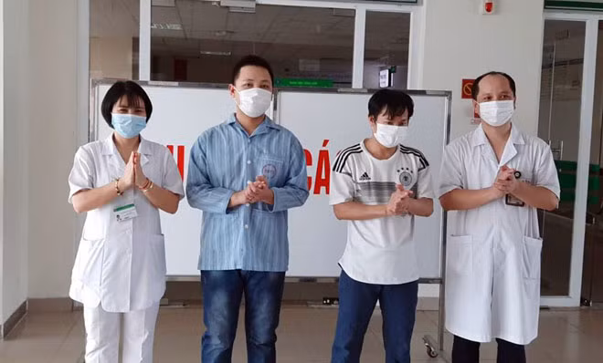 Thêm 2 bệnh nhân khỏi bệnh, Bệnh viện Bệnh Nhiệt đới Trung ương chỉ còn 4 bệnh nhân COVID-19 điều trị.