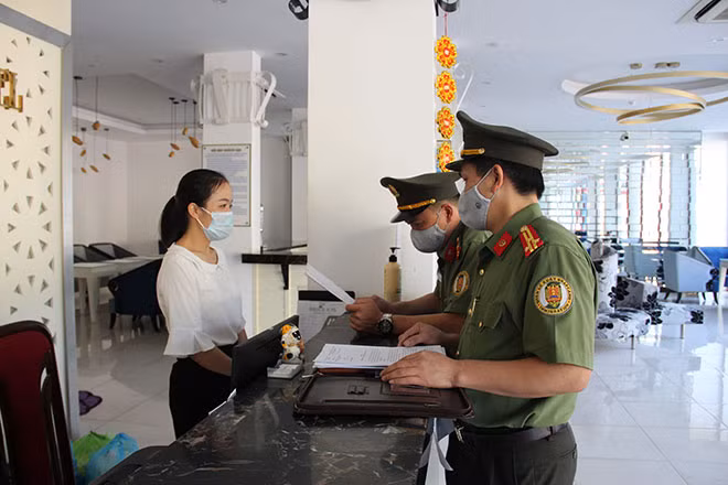 Cán bộ, chiến sỹ Phòng Quản lý xuất nhập cảnh Công an tỉnh Sơn La kiểm tra, nắm tình hình cư trú của người nước ngoài tại khách sạn Windsor.