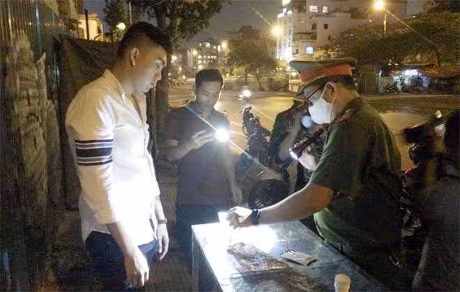 Kiểm tra nhanh nước tiểu đối với một lái xe.
