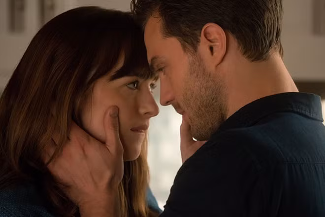 “Fifty Shades of Grey” được xem là phim thảm họa nhưng rất được ưa chuộng tại Việt Nam.