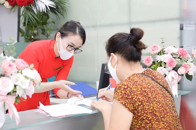 Nhân viên TCB hướng dẫn khách hàng mở tài khoản tại VCLife