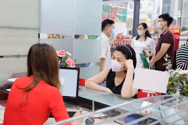 Khách hàng được nhân viên TCB tư vấn dịch vụ tại VCLife.